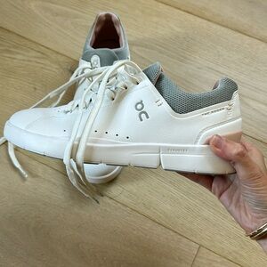 On The Roger Advantage Sneaker